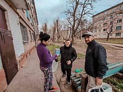 …  Тому зараз ми повинні в єдності  допомогати чим можемо!