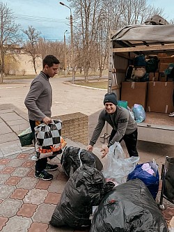 Тому зараз ми повинні в єдності  допомогати чим можемо!